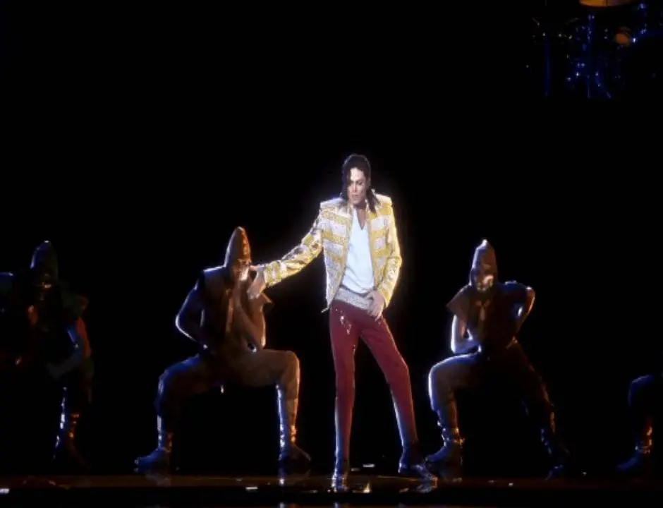 Video: @MichaelJackson Hologram Performs 